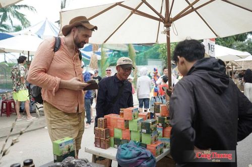 Gian hàng xã Trà Vân giới thiệu sâm Ngọc Linh và dược liệu miền núi đến du khách