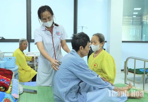 Ông Vũ Quốc Hoàn, xã Vĩnh Lộc, thường xuyên phải nhập viện điều trị bệnh phổi tắc nghẽn mạn tính do có tiền sử nhiều năm sử dụng thuốc lá, thuốc lào.