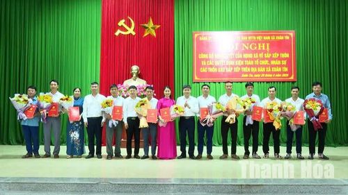 Đội ngũ cán bộ thôn sau sáp nhập xã Xuân Tín ra mắt và nhận nhiệm vụ tại hội nghị công bố quyết định sắp xếp, sáp nhập thôn.