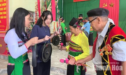Các nghệ nhân CLB văn hóa dân gian dân tộc Mường (xã Thạch Lập) truyền dạy cách đánh cồng chiêng cho thế hệ trẻ.