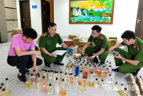 Hàng trăm mẫu nước hoa giả được pha chế, chờ đóng chai để bán ra thị trường.