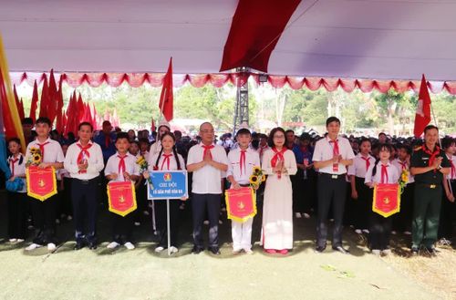 Lãnh đạo phường Đông Quang trao cờ lưu niệm cho các đơn vị tham gia tổng kết hoạt động hè.