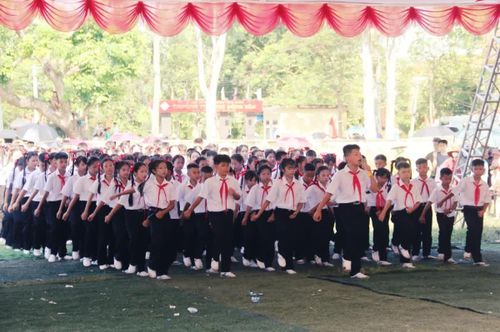 Phần thi nghi thức Đội của Chi đội tổ dân phố Văn Ba.