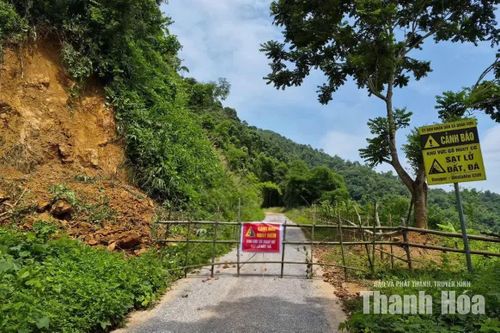 Tuyến đường từ bản Thanh Sơn đi bản Quan Sơn, xã Quan Sơn đã được rào chắn.