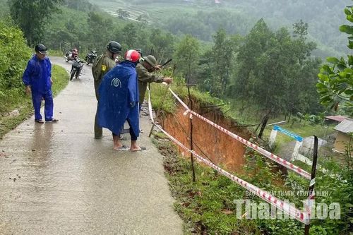 Xã Bát Mọt căng dây, cắm biển cảnh báo nguy hiểm tại khu vực sạt lở.