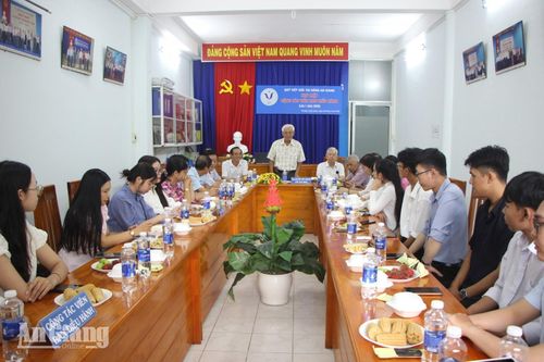 Đại biểu tham dự buổi họp mặt.