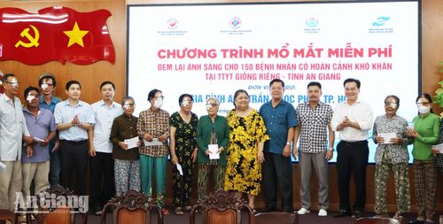 Đại diện Hội Bảo trợ bệnh nhân nghèo tỉnh An Giang, Hội Bảo trợ bệnh nhân nghèo TP. Hồ Chí Minh, nhà tài trợ và địa phương tặng quà cho bệnh nhân sau mổ mắt.