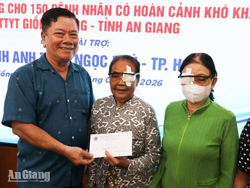 Chủ tịch Hội Bảo trợ bệnh nhân nghèo tỉnh An Giang Trương Thắng Trận trao tiền hỗ trợ chi phí đi lại cho bệnh nhân sau mổ mắt.