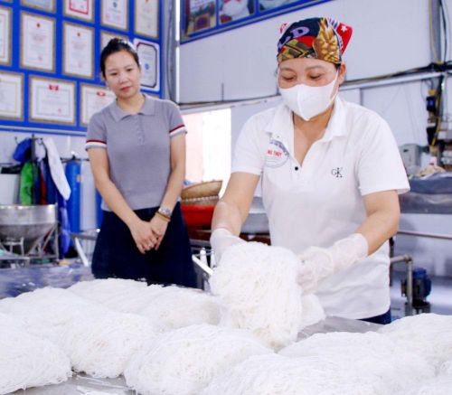  Sản xuất bún tại Hợp tác xã Sản xuất bún bánh Thắng Thủy, phường Đa Mai. 