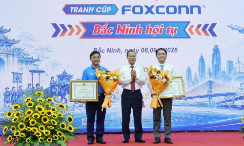  Đồng chí Mai Sơn trao Bằng khen của Chủ tịch UBND tỉnh cho các tập thể có thành tích xuất sắc.  