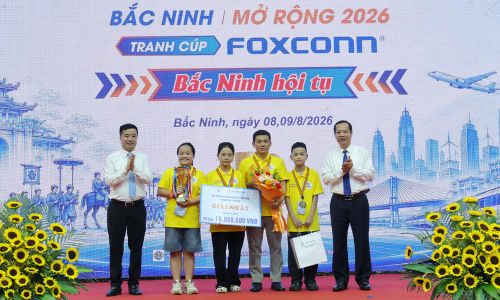  Các đồng chí: Nguyễn Quyết Chiến, Nghiêm Xuân Hưởng trao giải Nhất bảng 01 cho đội TQ (Trường trung học cơ sở Dĩnh Kế, Tiểu học Lê Hồng Phong, tỉnh Bắc Ninh). 