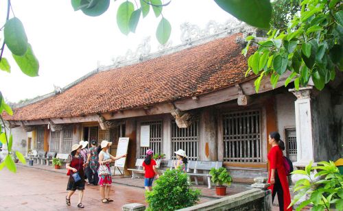  Di tích lịch sử Quốc gia đình Quan Lạn, nơi thờ vua Lý Anh Tông - người lập ra thương cảng Vân Đồn. 