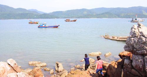  Tàu thuyền neo đậu trên bến Minh Châu. 
