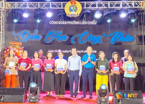 Tặng quà cho các đoàn viên công đoàn. Ảnh: KHÁNH LINH