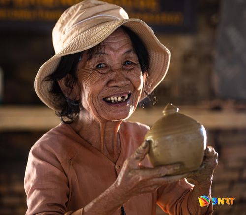 Nụ cười của người thợ sau khi hoàn thành một sản phẩm gốm mộc - niềm vui giản dị của những người nhiều năm gắn bó với đất và lửa.