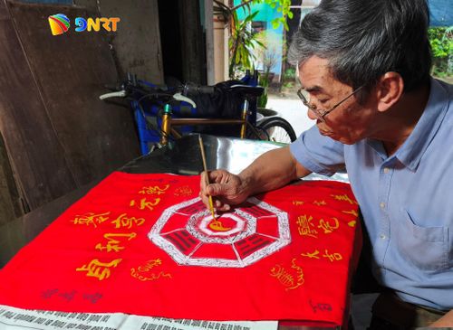 Ông Lê Trường Huy - nghệ nhân cuối cùng của nghề vẽ phù thượng lương. Ảnh: TRƯỜNG SƠN