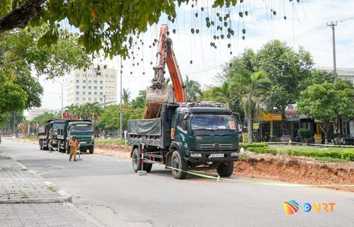 Nhà thầu khẩn trương thi công thu hẹp dải phân cách. Ảnh: CÔNG TÚ