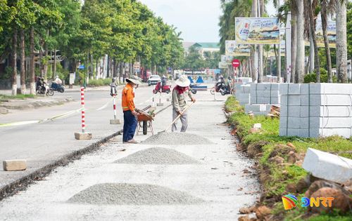 Một đoạn đã láng nhựa, chuẩn bị thảm bê tông nhựa. Ảnh: MINH KHÁNH