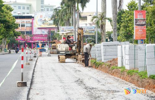 Chuẩn bị lắp đặt đá granite ốp dải phân cách giữa, đoạn gần nút giao với đường Phan Bội Châu. Ảnh: MINH KHÁNH
