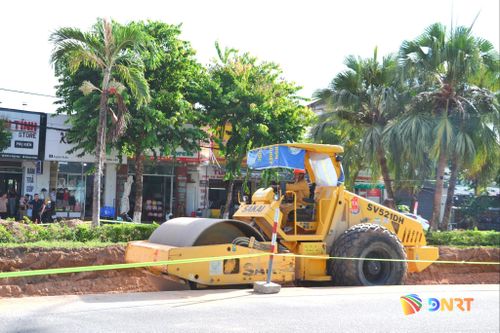 Lu lèn bảo đảm độ chặt nền đường. Ảnh: CÔNG TÚ