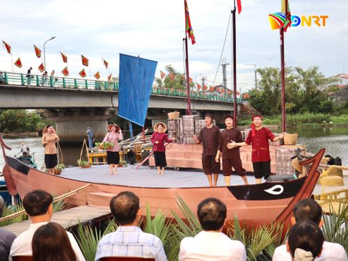 Một tiết mục văn nghệ chuyển tải nét đẹp đời sống bình dị của người dân bên dòng sông Cổ Cò trong khuôn khổ lễ hội Cổ Cò phường Hội An Tây năm 2026. Ảnh: QUỐC TUẤN