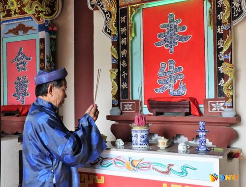 Ông Lê Tấn Lai, cháu 4 đời Cử nhân Lê Tấn Toán viếng hương cụ tại nhà thờ tộc Lê Tấn làng Hà Lộc. Ảnh: V.T.L