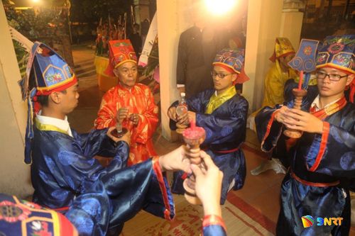 Học trò lễ dâng lễ phẩm tưởng niệm Nghĩa sĩ Đà Nẵng tại Đài chiến sĩ ở Nghĩa trủng Hòa Vang. Ảnh: V.T.L