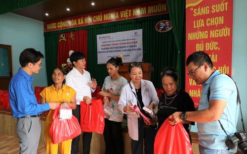 Tặng quà cho người dân đi khám bệnh. Ảnh: VĂN LÃM