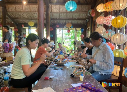 Nghề làm đèn lồng gắn với lịch sử đô thị cổ Hội An và vùng đất xứ Quảng. Ảnh: VĨNH LỘC