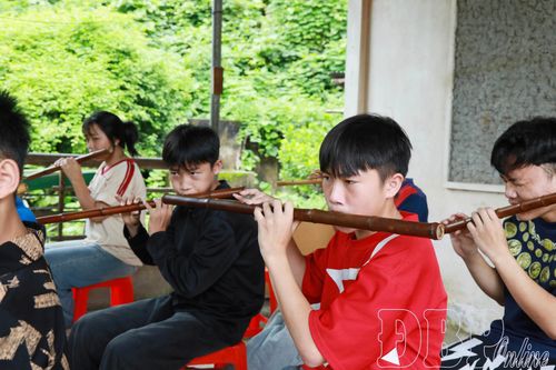 Các bạn nhỏ thực hành thổi sáo Mông 7 lỗ.