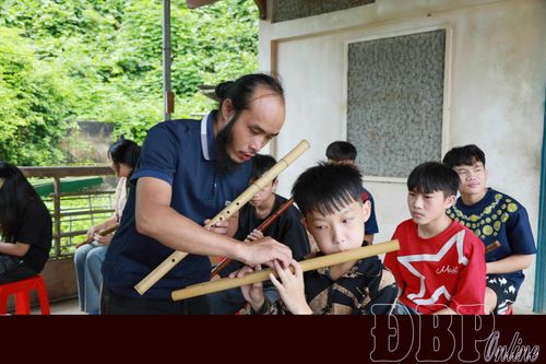 Hướng dẫn các em bấm nốt, thực hành thổi các giai điệu truyền thống.