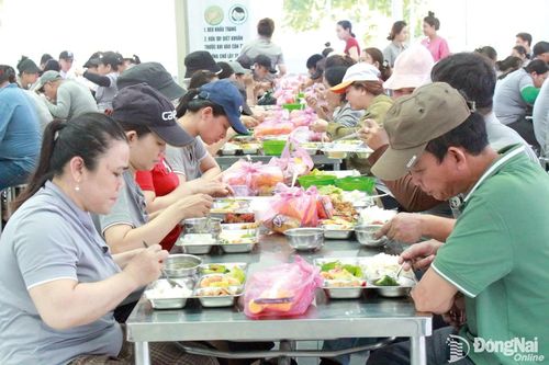 Ấm áp Bữa cơm Công đoàn tại Công ty Thiết bị vệ sinh Caesar Việt Nam.
