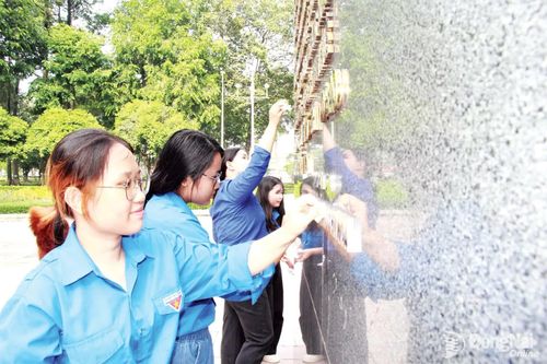 Đoàn viên thanh niên khối THPT ra quân dọn vệ sinh tại Tượng đài chiến thắng Long Bình (phường Tam Hiệp) sau Lễ ra quân Chiến dịch Hoa phượng đỏ năm 2026.