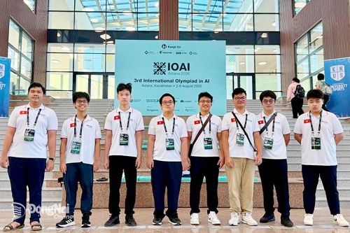 Lê Minh Quân (bìa trái) cùng các thành viên đội tuyển quốc gia Việt Nam dự thi IOAI năm 2026.