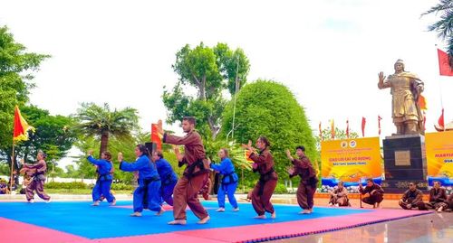 Các đoàn võ thuật quốc tế biểu diễn tại Bảo tàng Quang Trung, nơi võ cổ truyền được kết nối với không gian lịch sử và văn hóa của vùng đất Tây Sơn. Ảnh: N.NHUẬN