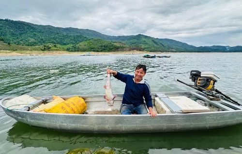  Anh Đặng Văn Sang vui mừng khi kéo được con cá lăng nặng hơn 4 kg. Ảnh: C.H 