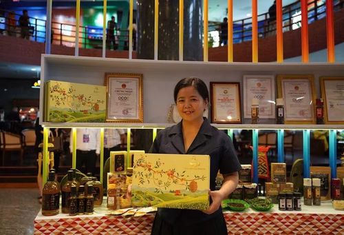 Bà Trần Thị Hoàng Anh, Giám đốc Hợp tác xã mật ong Phương Di Bee, giới thiệu sản phẩm của Hợp tác xã. Ảnh: NVCC