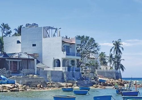  Những homestay mới mẻ, có phong cách kiến trúc hiện đại bên bờ biển không chỉ mang đến diện mạo mới cho làng chài mà còn cho thấy kỳ vọng về một vùng biển đang từng bước chuyển mình từ nghề cá sang phát triển du lịch. Ảnh: Ngọc Quỳnh 