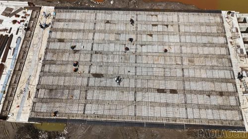 Trên mặt cầu, công nhân tập trung thi công cốt thép, chuẩn bị các điều kiện để hoàn thiện những nhịp còn lại.
