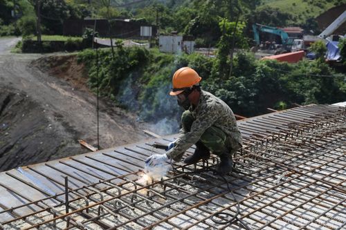 Công nhân gia công, liên kết cốt thép trên mặt cầu. Những phần việc còn lại đang được nhà thầu đẩy nhanh nhưng phải bảo đảm yêu cầu kỹ thuật, chất lượng công trình.