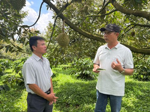 Ông Phạm Ngọc Khôi (phải) trao đổi với ông Đặng Quang Tiềm