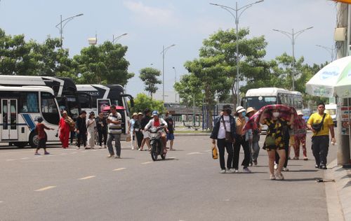 Vào ngày cuối tuần, chợ Phan Thiết đón nhiều đoàn khách trong và ngoài tỉnh