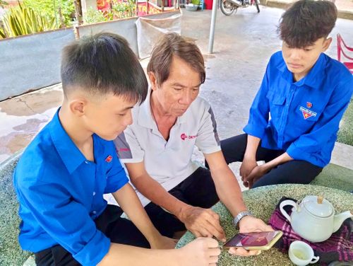 Sự đồng hành của đoàn viên, thanh niên giúp người cao tuổi từng bước tự tin tiếp cận môi trường số