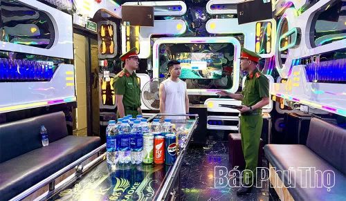 Lực lượng Công an xã Yên Lạc yêu cầu cơ sở kinh doanh dịch vụ karaoke chấp hành quy định của pháp luật, tuyệt đối không mua bán, tàng trữ trái phép chất ma túy.