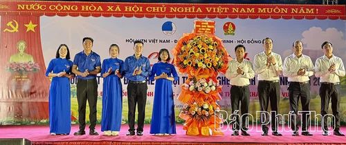 Lãnh đạo xã Vĩnh Tường tặng hoa chúc mừng chương trình tổng kết hoạt động hè và Hội thi văn nghệ thanh thiếu nhi năm 2026.