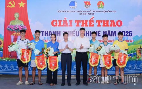 Ban tổ chức trao cờ lưu niệm cho các đội tham gia Giải thể thao thanh thiếu nhi.