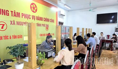 Cán bộ Trung tâm Phục vụ hành chính công xã hướng dẫn, hỗ trợ người dân thực hiện các thủ tục hành chính nhanh chóng, hiệu quả.