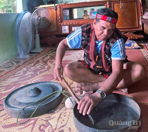 Nghệ nhân Hồ In dùng chiếc A chiu chỉnh âm cho cồng - Ảnh: S.H