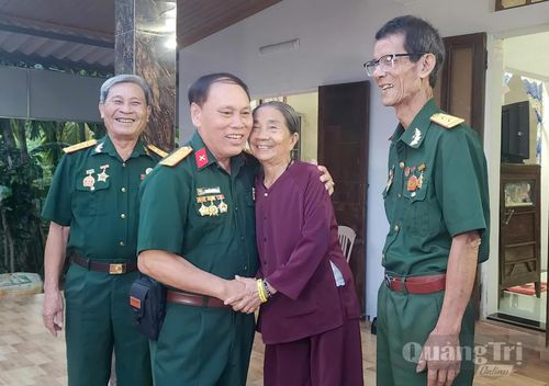 Các cựu chiến binh Trung đoàn 27-Triệu Hải gặp lại những người mẹ Quảng Trị năm xưa, nơi một thời từng sống và chiến đấu - Ảnh: T.L