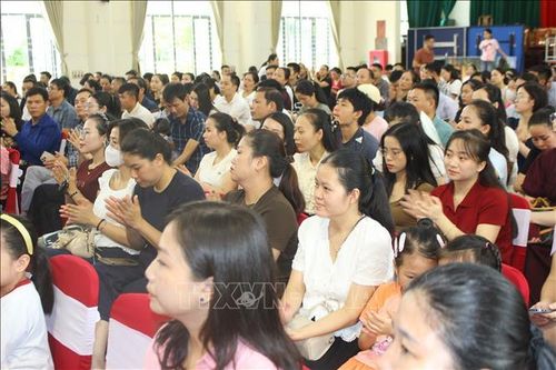 Phụ huynh dự lễ bốc thăm chia lớp và phân công giáo viên chủ nhiệm cho học sinh đầu cấp tại trường Tiểu học Bắc Hà (phường Thành Sen, tỉnh Hà Tĩnh). Ảnh: Hoàng Ngà/TTXVN